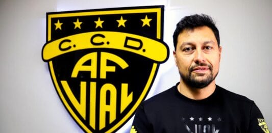 Osvaldo Cataldo respondió a las críticas del hincha de Fernández Vial.