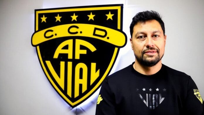 Osvaldo Cataldo respondió a las críticas del hincha de Fernández Vial.