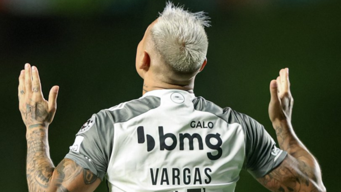 Eduardo Vargas convirtió un doblete en el empate del Atletico Mineira