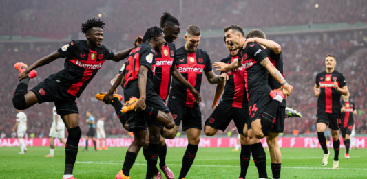 Bayer Leverkusen levantó su segundo título de la temporada