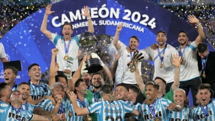Gabriel Arias levantando la sudamericana
