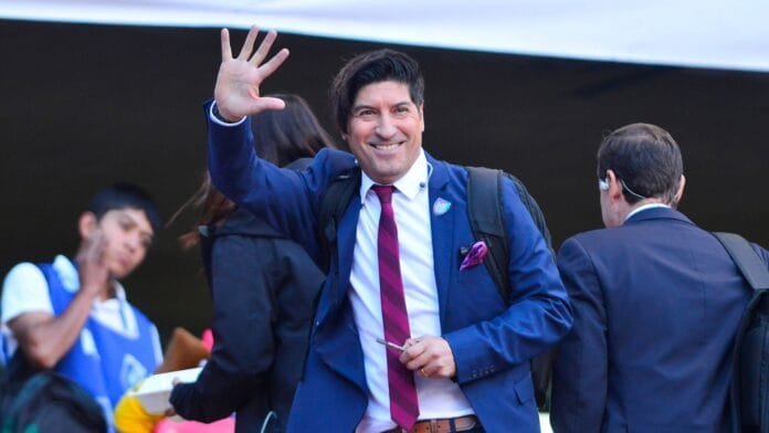 Iván Zamorano saludando