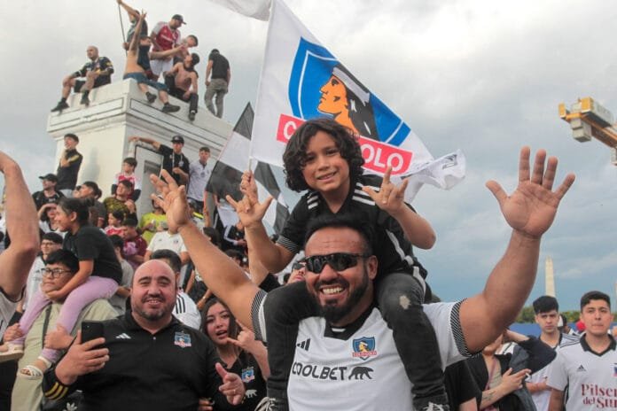 Hinchas de Colo colo celebran el triunfo en el campeonato nacional 2024