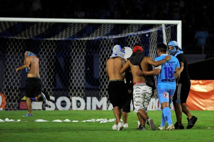 Hinchas de Deportes Iquique entraron a la cancha a encarar a los jugadores tras la goleada de Unión Española