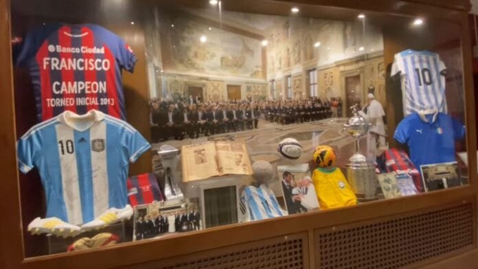 La colección de camisetas del Papa Francisco: ¿Cuántas del Fútbol Chileno tenía?