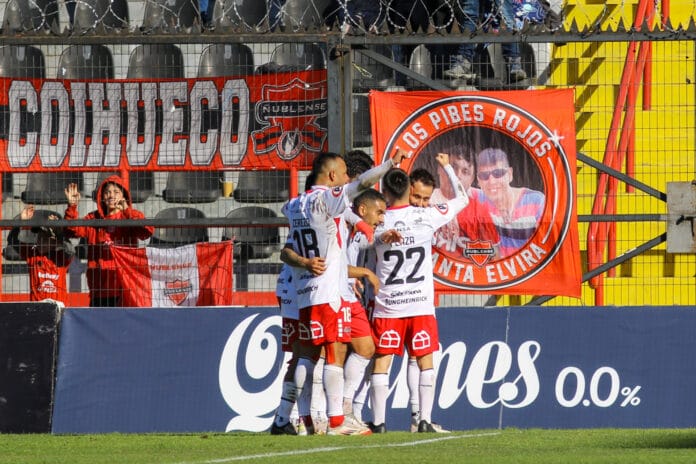 Ñublense acrecienta la crisis de Huachipato y consigue agónico triunfo sobre el final