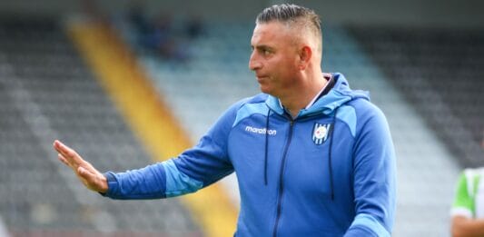 Hinchas de Huachipato le piden la renuncia al DT Jaime García tras goleada de la U
