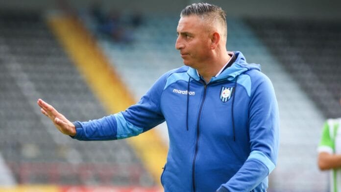 Hinchas de Huachipato le piden la renuncia al DT Jaime García tras goleada de la U