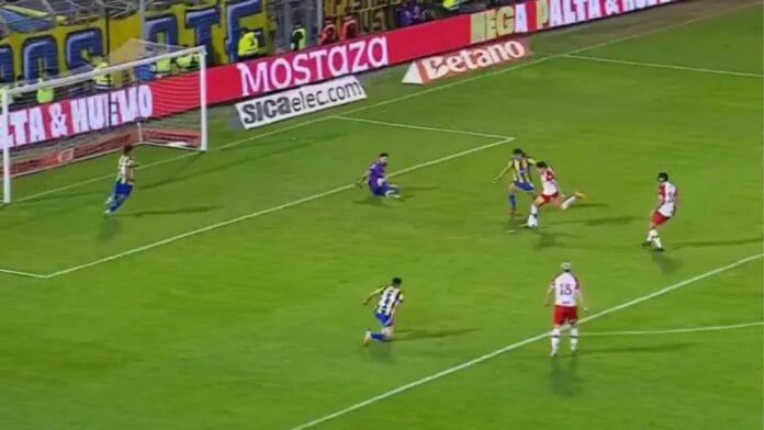 ¡Era el gol de la fecha! La inexplicable jugada que ex crack de Colo Colo se perdió en la Liga Argentina