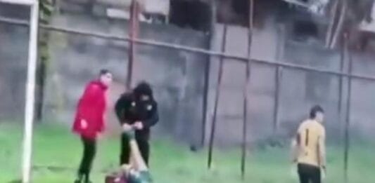 Vergüenza en la Tercera División A del fútbol chileno por no tener camillas: Jugador tuvo que salir como un cordero
