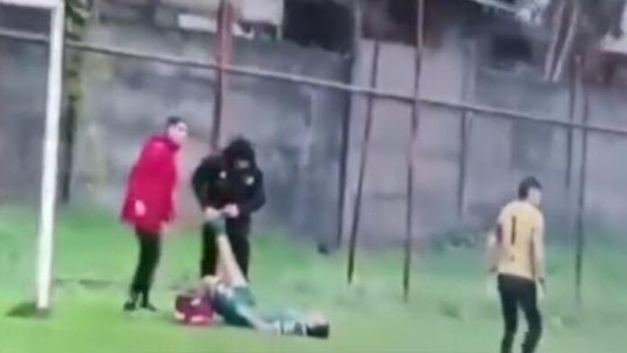 Vergüenza en la Tercera División A del fútbol chileno por no tener camillas: Jugador tuvo que salir como un cordero
