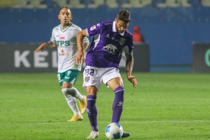 Joaquín Larrivey y el guiño al césped del Ester Roa tras el empate de Deportes Concepción