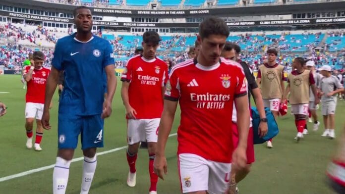 ¿No será exagerado? El insólito motivo por el que se detuvo Chelsea vs Benfica a cinco minutos del final
