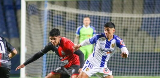 Universidad de Concepción se resbaló bajo la lluvia ante Antofagasta y se aprieta la zona de liguilla en Primera B