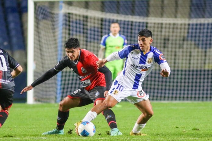 Universidad de Concepción se resbaló bajo la lluvia ante Antofagasta y se aprieta la zona de liguilla en Primera B
