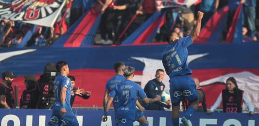 Universidad de Chile sonríe en el Superclásico del fútbol chileno y silenció a Colo Colo