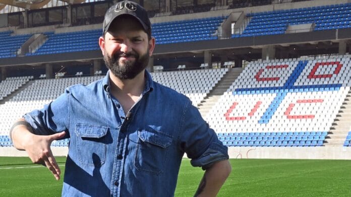 El emotivo detalle que Universidad Católica le regaló a Gabriel Boric en su visita al Claro Arena