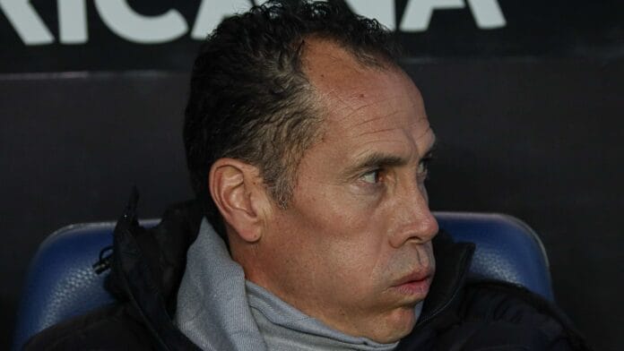 DT Lucas Bovaglio impacta con dolorosa situación mientras lidera gran campaña con Palestino en el fútbol chileno
