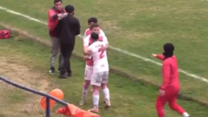 ¡A los combos! El impresentable momento que protagonizó un jugador con su DT en la Tercera División