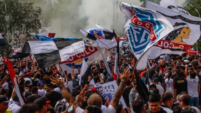 Desmanes y quejas: así fue el arengazo de los hinchas de Colo Colo autorizado por la Delegación Presidencial