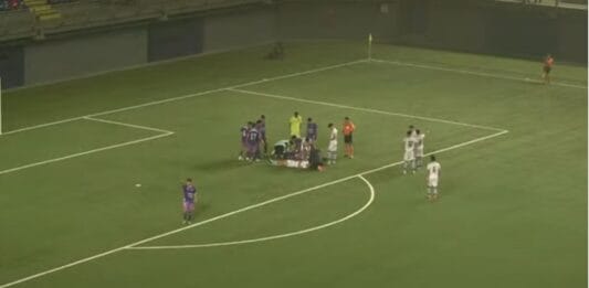 Jugador de Deportes Concepción es llevado urgentemente en ambulancia a centro asistencial tras choque de cabeza