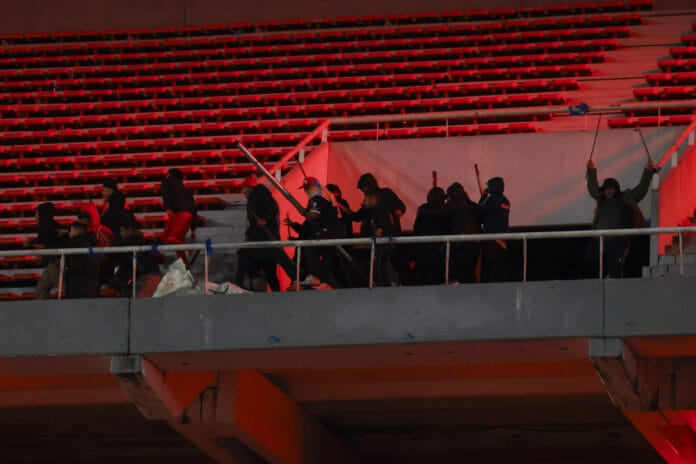 "Serán procesados...": Identifican a hinchas de Independiente que golpearon a los de Universidad de Chile