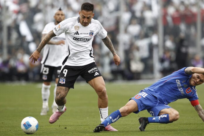 La salida de cadena Javier Correa con un hincha de la U tras la victoria en el superclásico