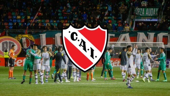 La polémica imagen que da la vuelta en el fútbol chileno con la camiseta de Independiente