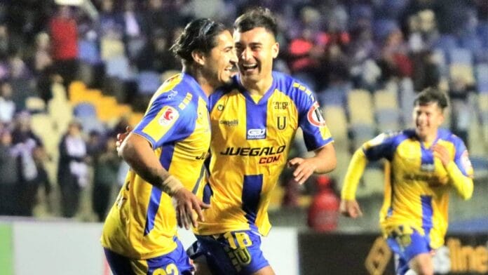 U de Conce golea, acaricia la cima y deja la tormenta en Deportes Concepción en Primera B